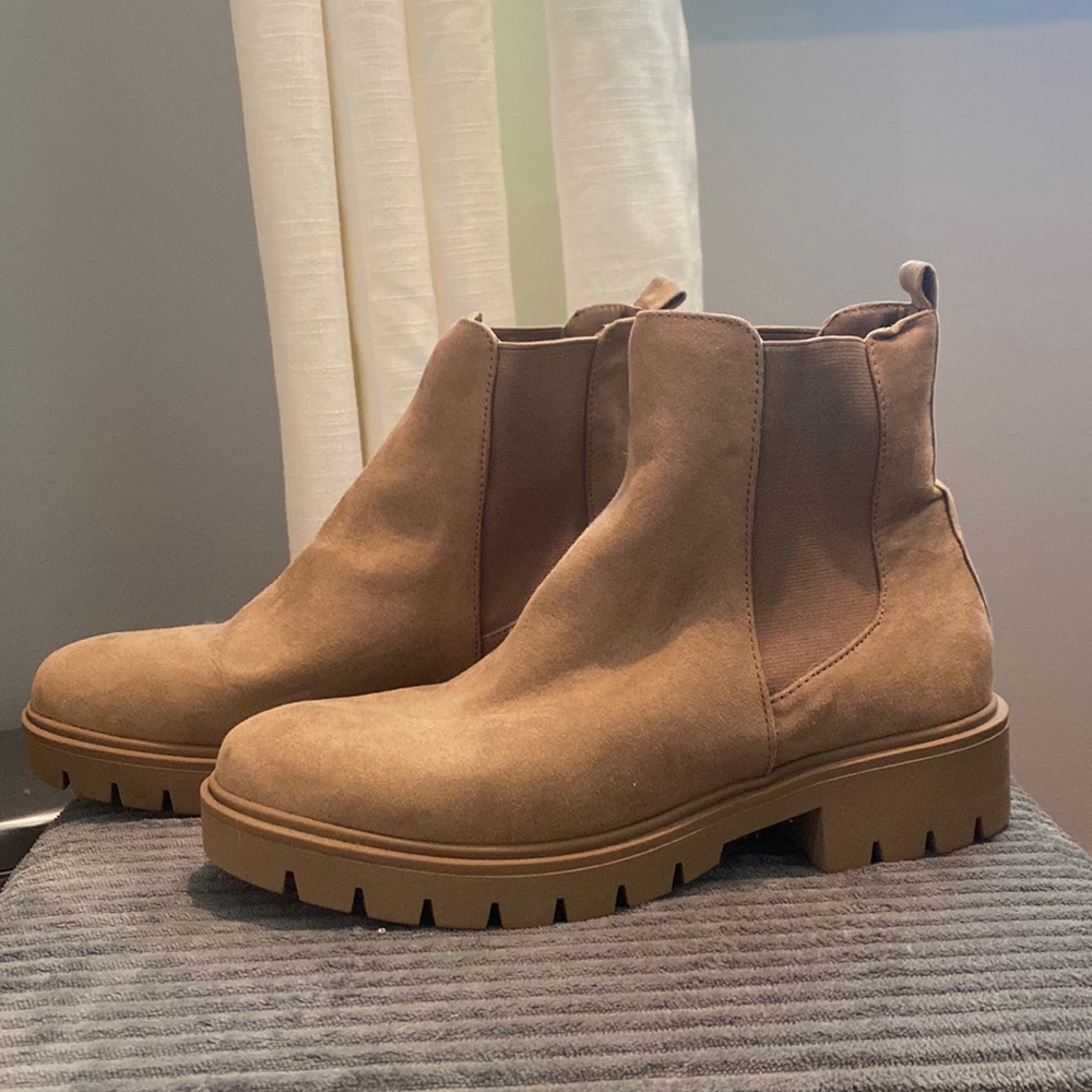 Perfect combat boot for fall.